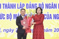 Thống đốc Nguyễn Thị Hồng đã trao quyết định và chúc mừng ông Nguyễn Ngọc Cảnh được bổ nhiệm giữ chức Phó Thống đốc NHNN.