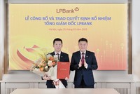 Ông Nguyễn Đức Thụy – Chủ tịch HĐQT LPBank (phải) trao quyết định bổ nhiệm cho ông Vũ Quốc Khánh – Tổng Giám đốc LPBank (trái)