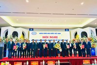 Lãnh đạo các tỉnh trong khu vực 4 và Phó Thống đốc Thường trực NHNN Đào Minh Tú chụp ảnh lưu niệm cùng Ban Lãnh đạo NHNN chi nhánh khu vực 4