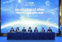 Ban chủ tọa chia sẻ với cổ đông tại Đại hội