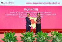 Bà Nguyễn Thị Hồng, Ủy viên TW Đảng, Thống đốc NHNN trao Quyết định của Ban Thường vụ Đảng ủy Chính phủ chỉ định ông Tô Huy Vũ tham gia Ban Chấp hành, Ban Thường vụ và giữ chức Bí thư Đảng ủy Agribank nhiệm kỳ 2020 – 2025