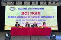 Phó Thống đốc NHNN Phạm Quang Dũng, ông Trần Báu Hà, Phó Chủ tịch UBND tỉnh Hà Tĩnh và các lãnh đạo trong ngành ngân hàng điều hành Hội nghị.