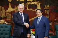 Ông Bill Winters, Tổng giám đốc toàn cầu ngân hàng Standard Chartered Việt Nam diện kiến Thủ tướng Chính phủ Việt Nam Phạm Minh Chính.