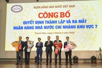 Phó Thống đốc NHNN Phạm Quang Dũng trao quyết định cho Ban lãnh đạo NHNN Khu vực 7