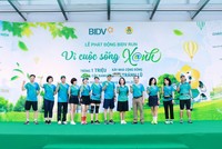 Các lãnh đạo BIDV và khách mời phát động chương trình “BIDV RUN - Vì cuộc sống Xanh” mùa thứ 5 tại Hà Nội sáng ngày 20/4.