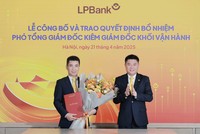 Ông Nguyễn Đức Thụy – Chủ tịch HĐQT LPBank (phải) trao quyết định bổ nhiệm cho ông Nguyễn Hoàng Hải (trái)