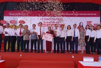 Các đại biểu chụp ảnh lưu niệm cùng khách hàng trúng giải Đặc biệt 