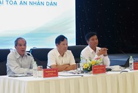 Phó Thống đốc NHNN Đoàn Thái Sơn (bên trái), ông Nguyễn Văn Tiến, Ủy viên Ban Thường vụ Đảng ủy, Phó Chánh án Toà án Nhân dân tối cao (giữa); ông Phạm Toàn Vượng, Chủ tịch Hội đồng Hiệp hội Ngân hàng Việt Nam, Tổng Giám đốc Agribank (bên phải) đồng chủ trì Hội thảo