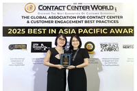 Đại diện lãnh đạo Trung tâm chăm sóc khách hàng BIDV nhận giải thưởng