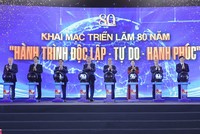 Các đồng chí lãnh đạo Đảng, Nhà nước thực hiện nghi thức khai mạc Triển lãm “80 năm Hành trình Độc lập - Tự do - Hạnh phúc” - Ảnh: VGP/Nhật Bắc 