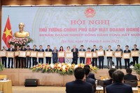 Ông Nguyễn Đức Thụy, Chủ tịch HĐQT LPBank (thứ 8 từ trái sang) đại diện Ngân hàng nhận bằng khen của Thủ tướng Chính phủ trong công tác an sinh xã hội