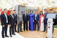 Thống đốc NHNN Nguyễn Thị Hồng và các đại biểu tham quan Gian hàng triển lãm của Agribank