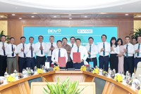 Tổng Giám đốc BIDV Lê Ngọc Lâm và Tổng Giám đốc VIMC Lê Anh Sơn đại diện hai đơn vị ký thỏa thuận
