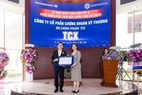 Bà Trần Anh Đào, Phó tổng giám đốc Phụ trách Ban điều hành Sở GDCK TP.HCM trao quyết định niêm yết cho ông Nguyễn Xuân Minh, Chủ tịch TCBS