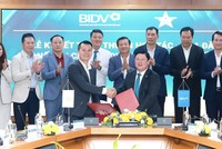 Ông Nguyễn Phúc Long (Chủ tịch Câu lạc bộ Sao Vàng đất Việt) và ông Đoàn Việt Nam (Phó Tổng Giám đốc BIDV) đại diện hai đơn vị ký kết thỏa thuận hợp tác