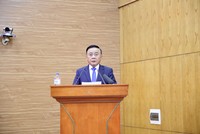 Ông Trần Cẩm Tú, Ủy viên Bộ Chính trị, Thường trực Ban Bí thư phát biểu tại Hội nghị Tổng kết công tác năm 2025, triển khai nhiệm vụ công tác năm 2026, Ban Chính sách, chiến lược Trung ương