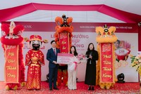 Ông Đỗ Đức Thành, Phó Tổng Giám đốc Agribank và Bà Nguyễn Thị Dung, Giám đốc NHNN Chi nhánh Khu vực 6 trao giải cho khách hàng Bùi Thị Lan