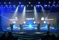 Các đại biểu thực hiện nghi lễ công bố mở rộng triển khai dịch vụ thanh toán QR giữa Việt Nam - Trung Quốc