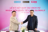 Ông Nguyễn Hữu Quang, CEO Ngân hàng số Cake (phải) và ông Trương Hồng Hoàng - Giám đốc Phát triển kinh doanh ngành hàng dịch vụ của CTCP Đầu tư Điện máy Xanh công bố hợp tác mở rộng phân phối dịch vụ nhận tiền quốc tế Cake GlobalX