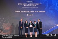 Đại diện BIDV nhận giải thưởng từ TAB