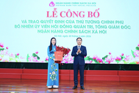 Thừa ủy quyền của Thủ tướng Chính phủ, Thống đốc NHNN Việt Nam Phạm Đức Ấn - Chủ tịch HĐQT NHCSXH đã trao Quyết định bổ nhiệm cho bà Nguyễn Thị Hằng