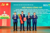 Thống đốc NHNN Phạm Đức Ấn, Phó Chủ nhiệm Ủy ban Kiểm tra Trung ương Đinh Hữu Thành và Chủ tịch HĐQT BIDV Phan Đức Tú trao Quyết định và tặng hoa chúc mừng ông Lê Ngọc Lâm nhận nhiệm vụ mới
