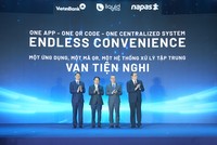 Ông Phạm Tiến Dũng, Phó Thống đốc Ngân hàng Nhà nước Việt Nam (thứ 2 từ trái sang), ông Nguyễn Quang Hưng, Chủ tịch HĐQT NAPAS (đầu tiên bên trái), ông Trần Minh Bình, Chủ tịch HĐQT VietinBank (thứ hai từ phải sang), ông Jeremy Tan, Tổng giám đốc Liquid Group (đầu tiên bên phải) tại Lễ kết nối thanh toán QR giữa Việt Nam và Singapore sáng ngày 2/7/2026