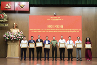 Ông Tô Huy Vũ - Bí thư Đảng ủy, Chủ tịch Hội đồng thành viên đại diện Agribank nhận Bằng khen của Bộ Công an tặng Trụ sở chính Ngân hàng Nông nghiệp và Phát triển Nông thôn Việt Nam vì đã có thành tích xuất sắc trong phong trào Toàn dân bảo vệ an ninh Tổ quốc 