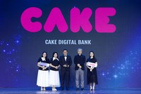 Ông Nguyễn Hữu Quang, CEO Ngân hàng số Cake (chính giữa) và cán bộ Cake chụp ảnh lưu niệm cùng lãnh đạo HR Asia Awards tại sự kiện.