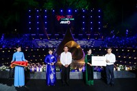 Đại diện Ban Lãnh đạo Ngân hàng TMCP Ngoại thương Việt Nam tham dự và trao quà tại sự kiện