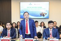 Tham dự Lễ ký kết, về phía Agribank có ông Tô Huy Vũ - Chủ tịch Hội đồng thành viên (đứng); ông Phạm Toàn Vượng - Thành viên Hội đồng thành viên, Tổng Giám đốc (ngồi bên phải) cùng các thành viên Ban lãnh đạo