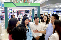 Ông Lê Quang Hòa - Ủy viên Ban Thường vụ Tỉnh ủy, Phó Chủ tịch UBND tỉnh Hưng Yên; bà Lê Hoàng Oanh - Cục trưởng Cục Thương mại điện tử, Bộ Công Thương cùng đại diện đại biểu, khách mời tham quan và trải nghiệm các giải pháp tài chính số tại gian hàng Vietcombank trong khuôn khổ chương trình
