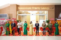 Đại diện lãnh đạo Vietcombank, CIAS và các cơ quan, đơn vị tại Cảng hàng không quốc tế Cam Ranh thực hiện nghi thức cắt băng khai trương Vietcombank Priority Lounge Cam Ranh 