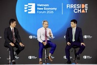 Ông Đậu Anh Tuấn, Phó Tổng Thư ký, Trưởng Ban Pháp chế VCCI (bên phải), ông Phan Đức Hiếu, Ủy ban Kinh tế - Tài chính Quốc hội (giữa), TS. Lê Duy Bình, chuyên gia kinh tế (bên trái)