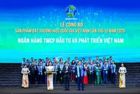 Ủy viên HĐQT BIDV Đặng Văn Tuyên đại diện ngân hàng nhận Danh hiệu