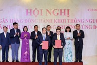 Ông Tạ Kiều Hưng, Thành viên HĐQT, Tổng Giám đốc NCB (bên trái, hàng trước) cùng các ngân hàng trao thoả thuận hợp tác với các đối tác tại sự kiện