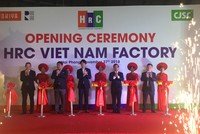 Các đại biểu cắt băng khánh thành nhà máy.