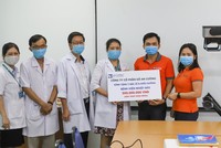 Đại diện An Cường tặng 500 triệu đồng cho Y- Bác Sỹ và Điều dưỡng BV Nhiệt Đới.