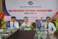 Đoàn Chủ tịch (Từ trái qua phải: Ông Đoàn Nguyên Ngọc - PCT HĐQT - Phó Tổng giám đốc, Bà Nguyễn Thị Vui - CT HĐQT, Ông Nguyễn Văn Dũng - Tổng giám đốc)