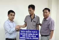 Ông Hoàng Thanh Tùng – PTP. BH Tàu thủy Tổng công ty trao tiền tạm ứng bồi thường cho các trường hợp thuyền viên mất tích