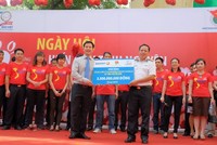 Ông Đào Đình Thi, Chủ tịch Hội đồng Quản trị Tập đoàn Bảo Việt trao biểu trưng tàu CQ trị giá 3,5 tỷ đồng.