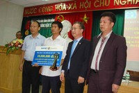 Tổng Công ty Bảo hiểm Bảo Việt tặng thưởng 10 triệu đồng tiền mặt và Gói Bảo hiểm Sức khỏe toàn diện cho cá nhân lái xe Phan Văn Bắc