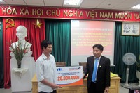 Ông Nguyễn Quang Huy, Giám đốc PJICO Lâm Đồng trao thưởng nóng cho anh Bắc.