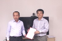 Chủ tịch IAV Phan Kim Bằng (bên trái) trao quyết định bổ nhiệm cho ông Ngô Trung Dũng
