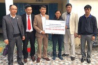 Đại diện VBI và VietinBank trao tiền bồi thường cho gia đình của khách hàng Hoàng Văn Hải