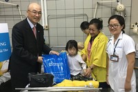 Fubon Life Việt Nam chia sẻ với bệnh nhi 