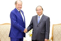 Thủ tướng Nguyễn Xuân Phúc (phải) tiếp ông Philippe Donnet.