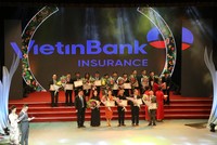 Thứ trưởng, Phó chủ nhiệm Ủy ban dân tộc Hoàng Thị Hạnh và Thứ trưởng Bộ Giáo dục & Đào tạo Nguyễn Hữu Độ lên trao bằng khen nhà tài trợ cho đại diện Lãnh đạo Bảo hiểm VietinBank.

 