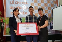 Đại diện khách hàng mua bảo hiểm thông qua ứng dụng LIAN nhận số tiền bảo hiểm 415 triệu đồng