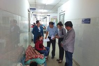 Đại diện Bảo hiểm Hàng Không và chủ xe container mang biển kiểm soát 62C-043.48 hỏi thăm những nạn nhân bị thương đang điều trị tại bệnh viện